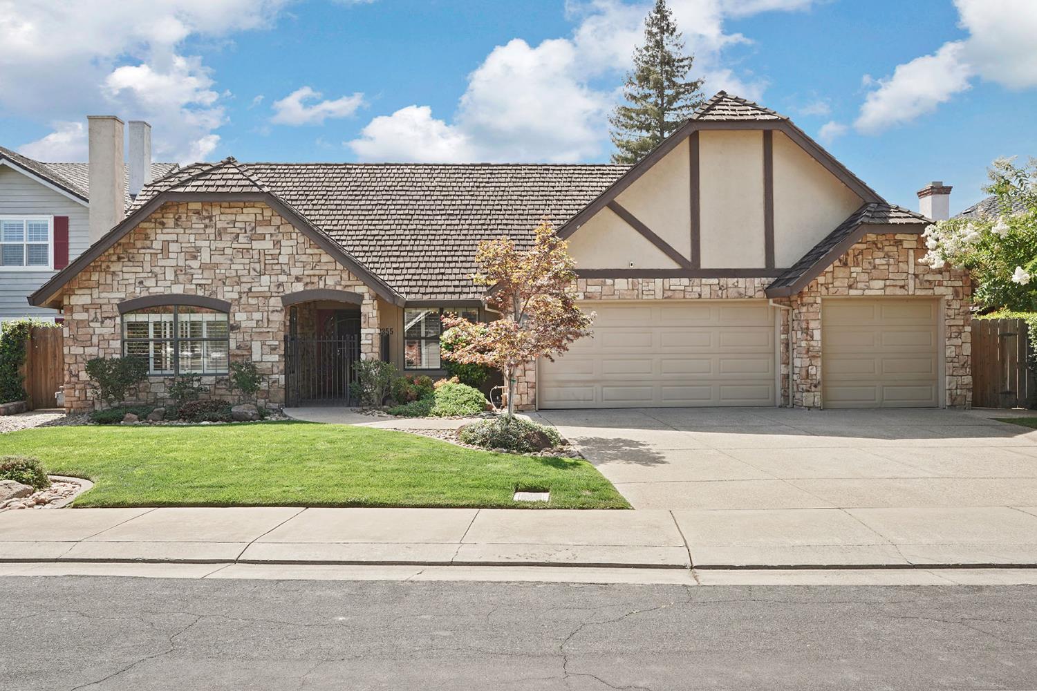 2355 Woodlake Circle