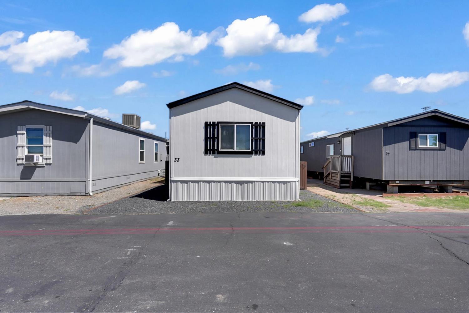 555 Moffat Boulevard 33 - Photo 2