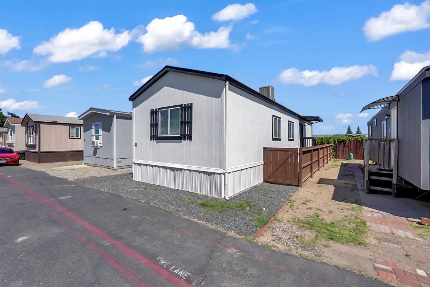 555 Moffat Boulevard 33 - Photo 3