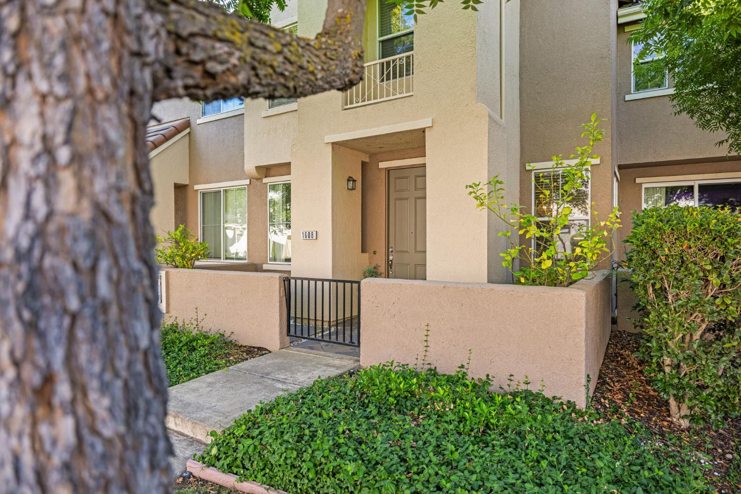 1608 Esplanade Cir