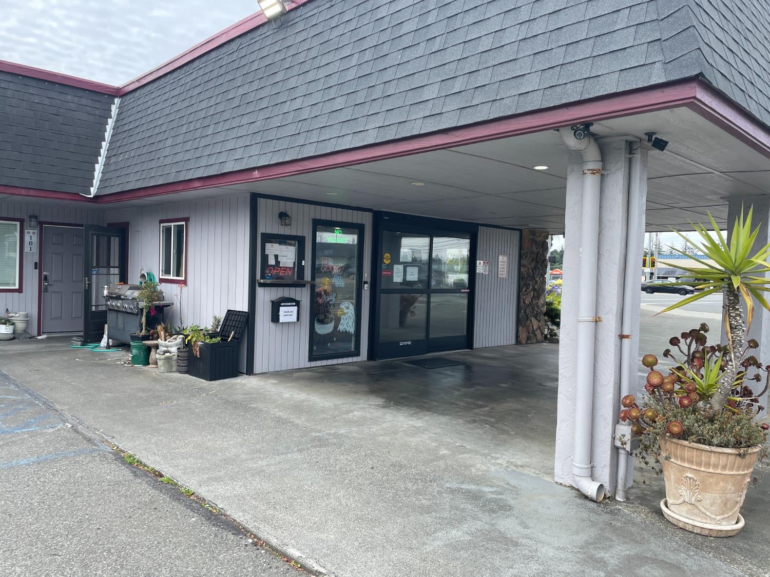 725 N US Hwy 101