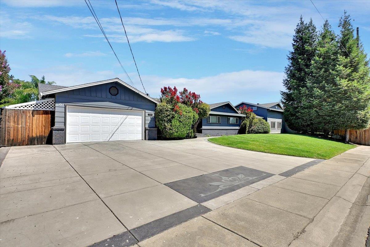 7307 N Roberta