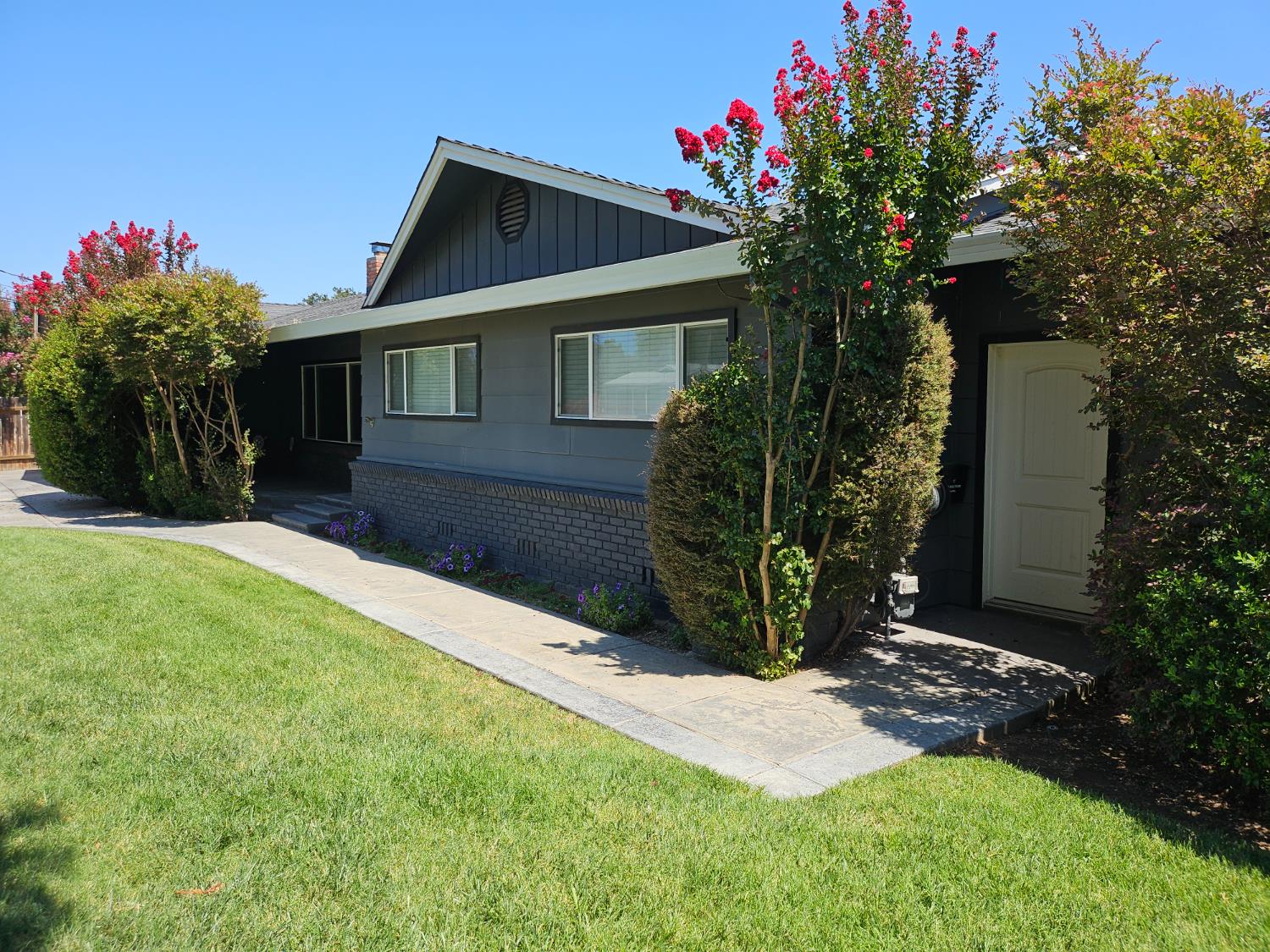 7307 N Roberta