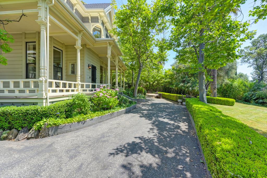 225 Aeolia Drive