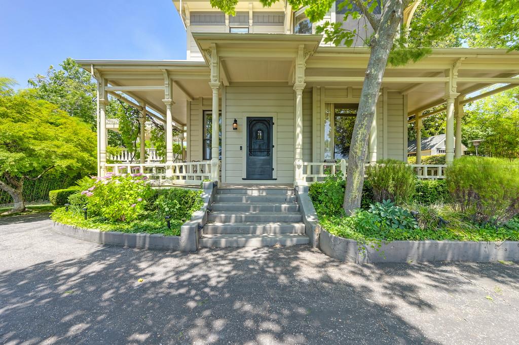 225 Aeolia Drive