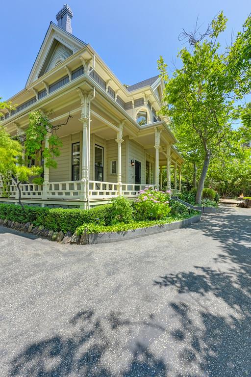 225 Aeolia Drive