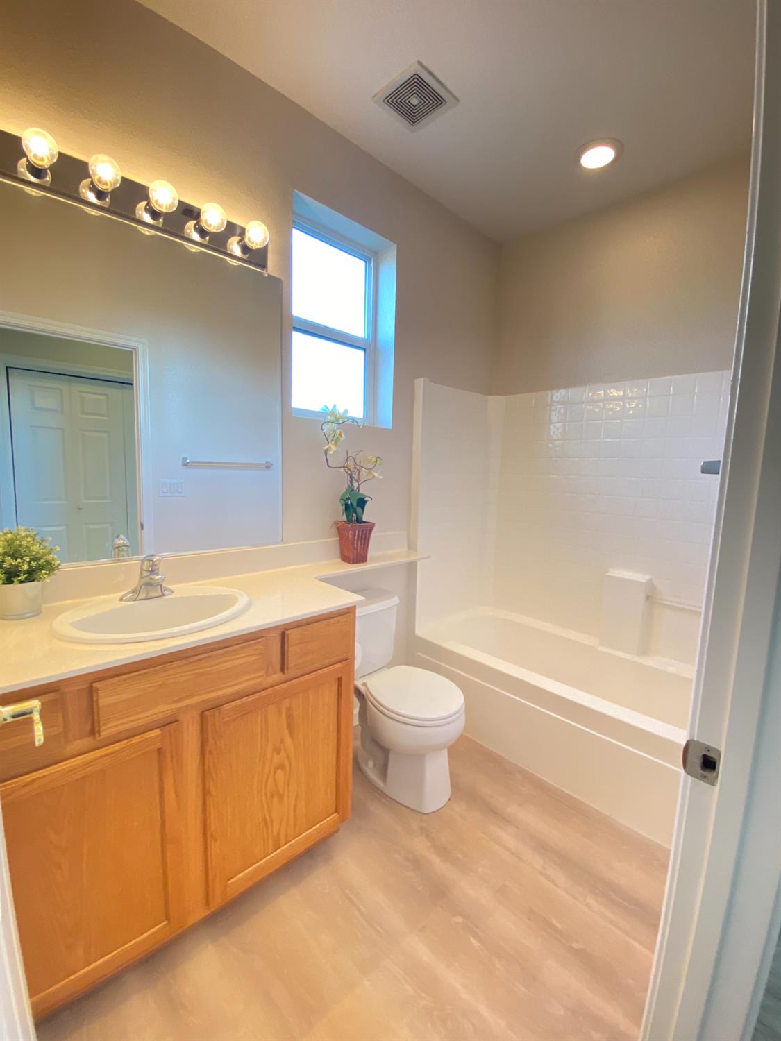 Sacramento, California 95823, United States, 2 Bedrooms Bedrooms, ,2 BathroomsBathrooms,Residential,Active,228702