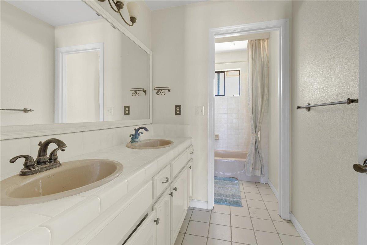 Hollister, California 95023, United States, 4 Bedrooms Bedrooms, ,4 BathroomsBathrooms,Residential,Active,103654