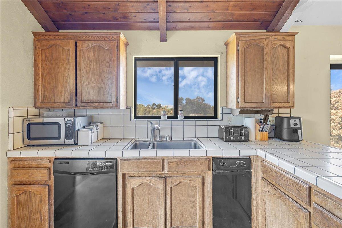 Hollister, California 95023, United States, 4 Bedrooms Bedrooms, ,4 BathroomsBathrooms,Residential,Active,103654