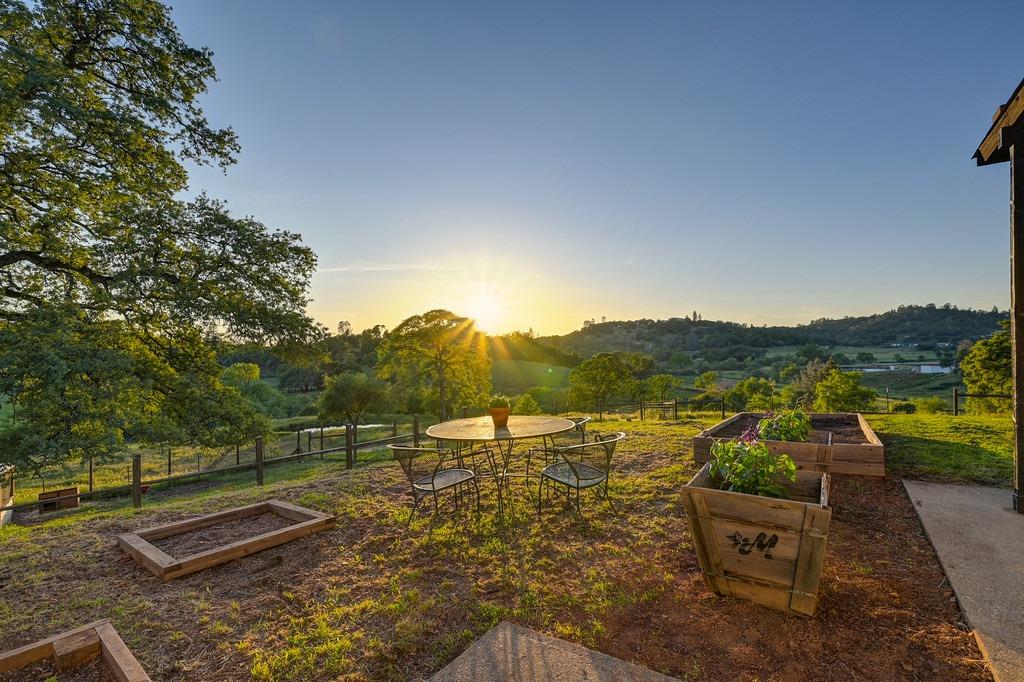 5215 Meadow View Lane