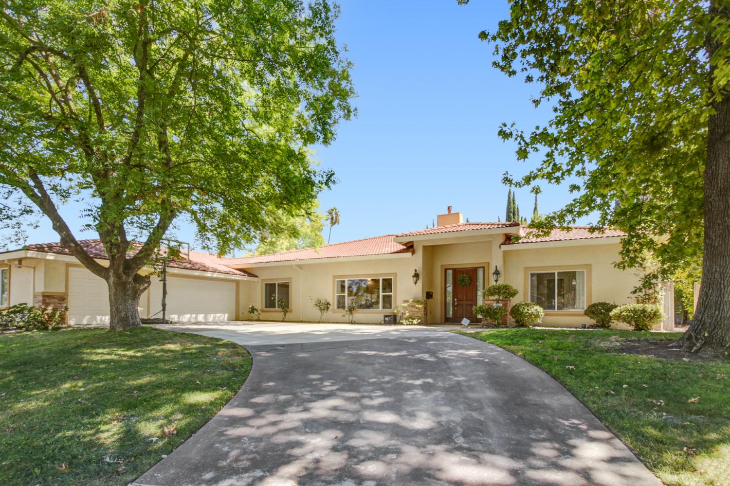 5694 Rolling Oak Dr.