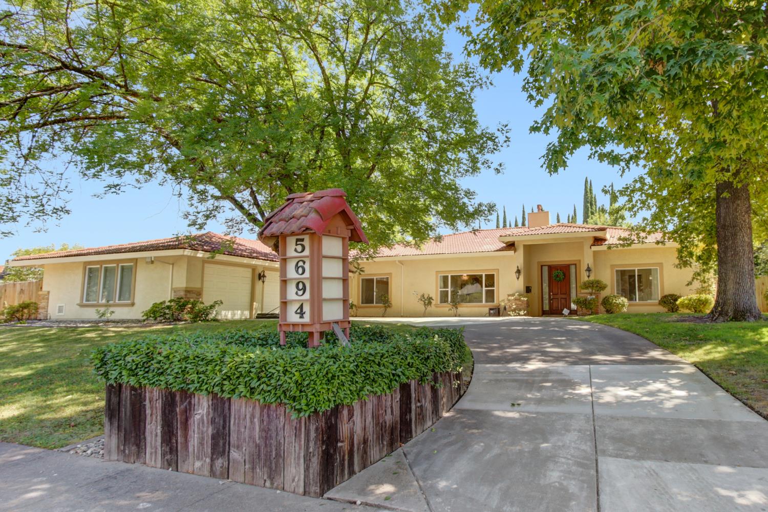 5694 Rolling Oak Dr.