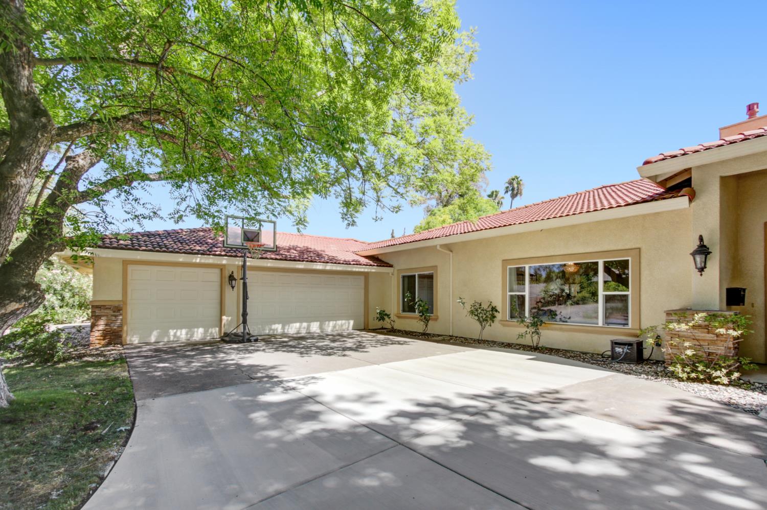 5694 Rolling Oak Dr.