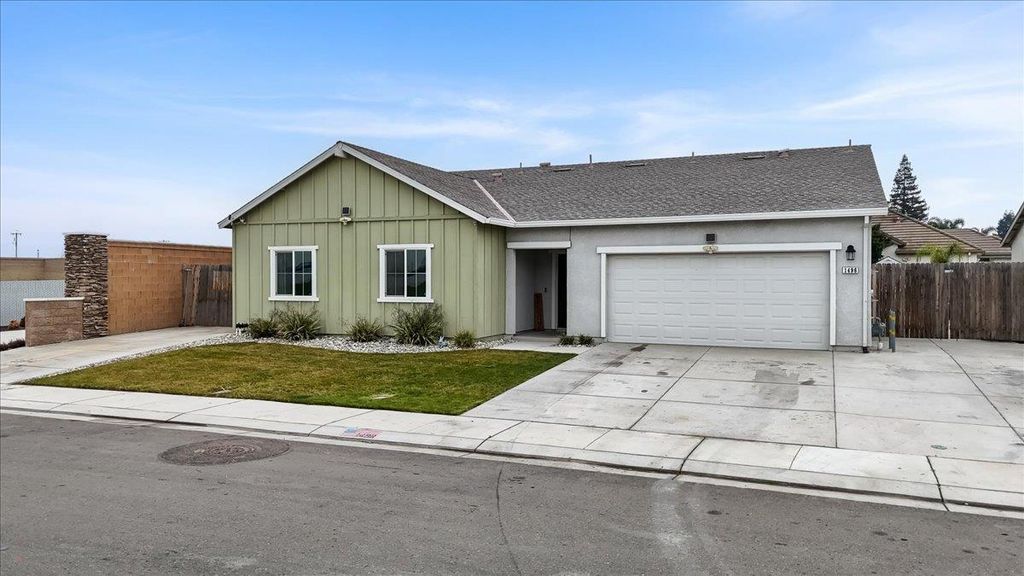 Photo of 1496 Crimson Ln, Manteca, CA 95336 (MLS # 226015757)