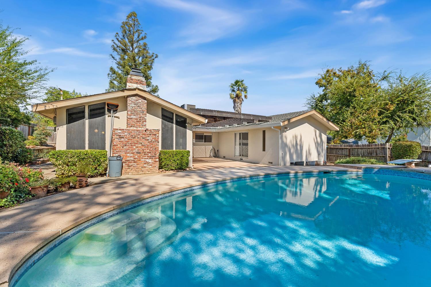 2526 Los Feliz Way
