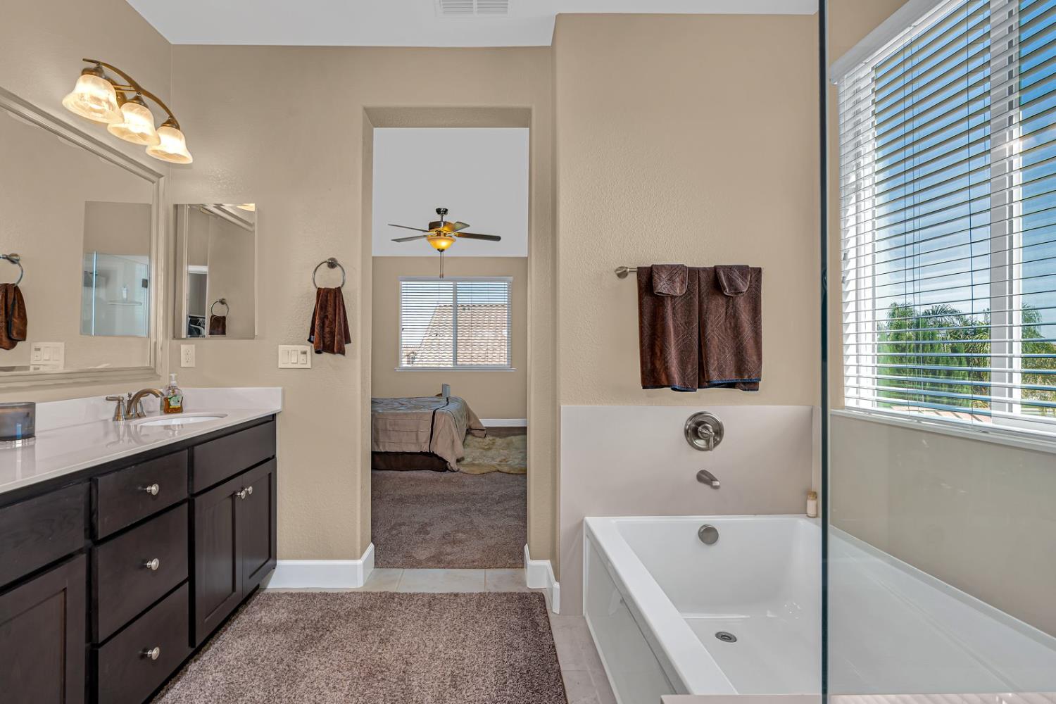 Los Banos, California 93635, United States, 4 Bedrooms Bedrooms, ,3 BathroomsBathrooms,Residential,Active,225907