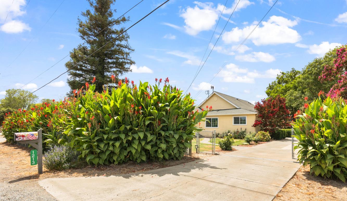 1213 Larkin Road