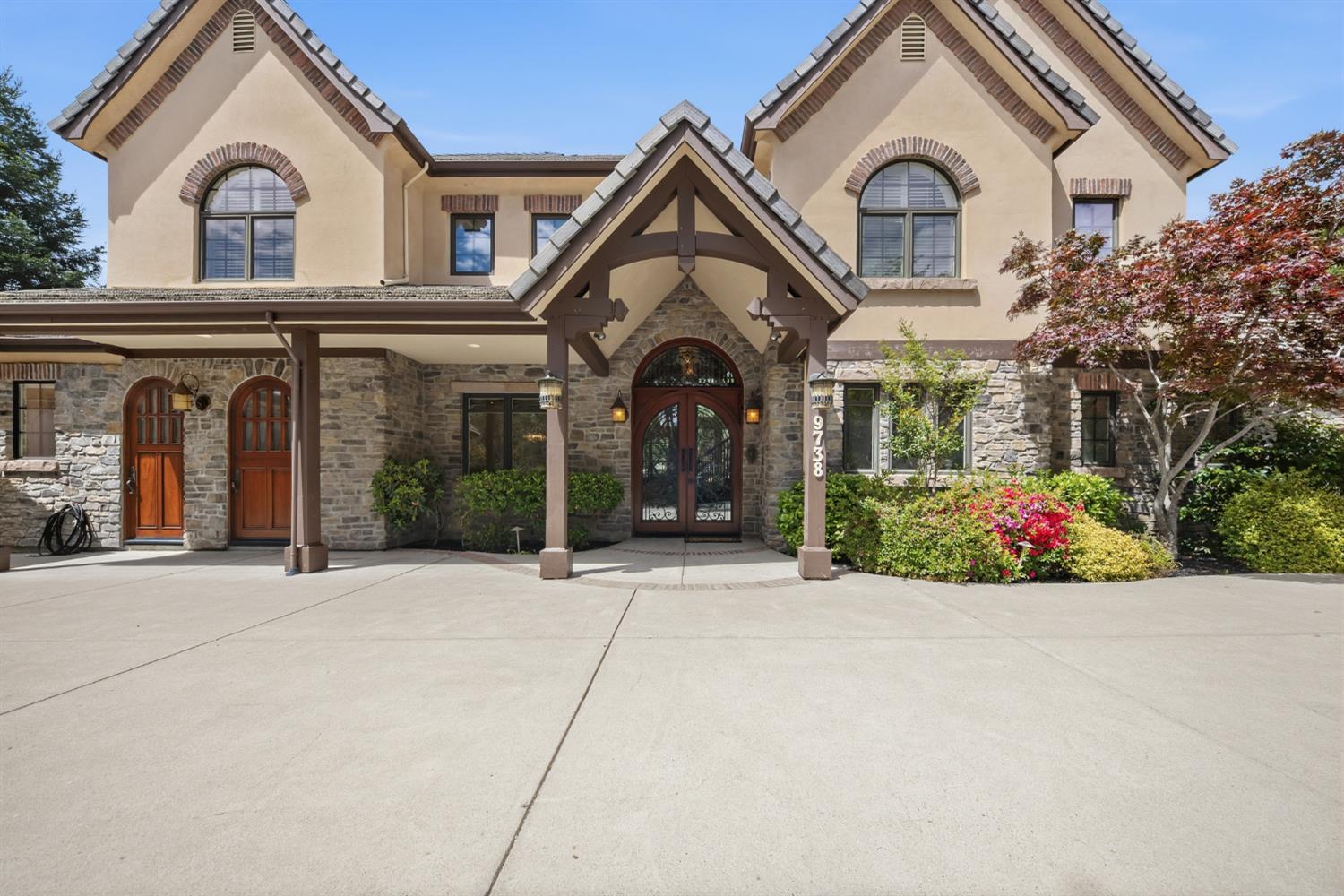 9738 Rim Rock