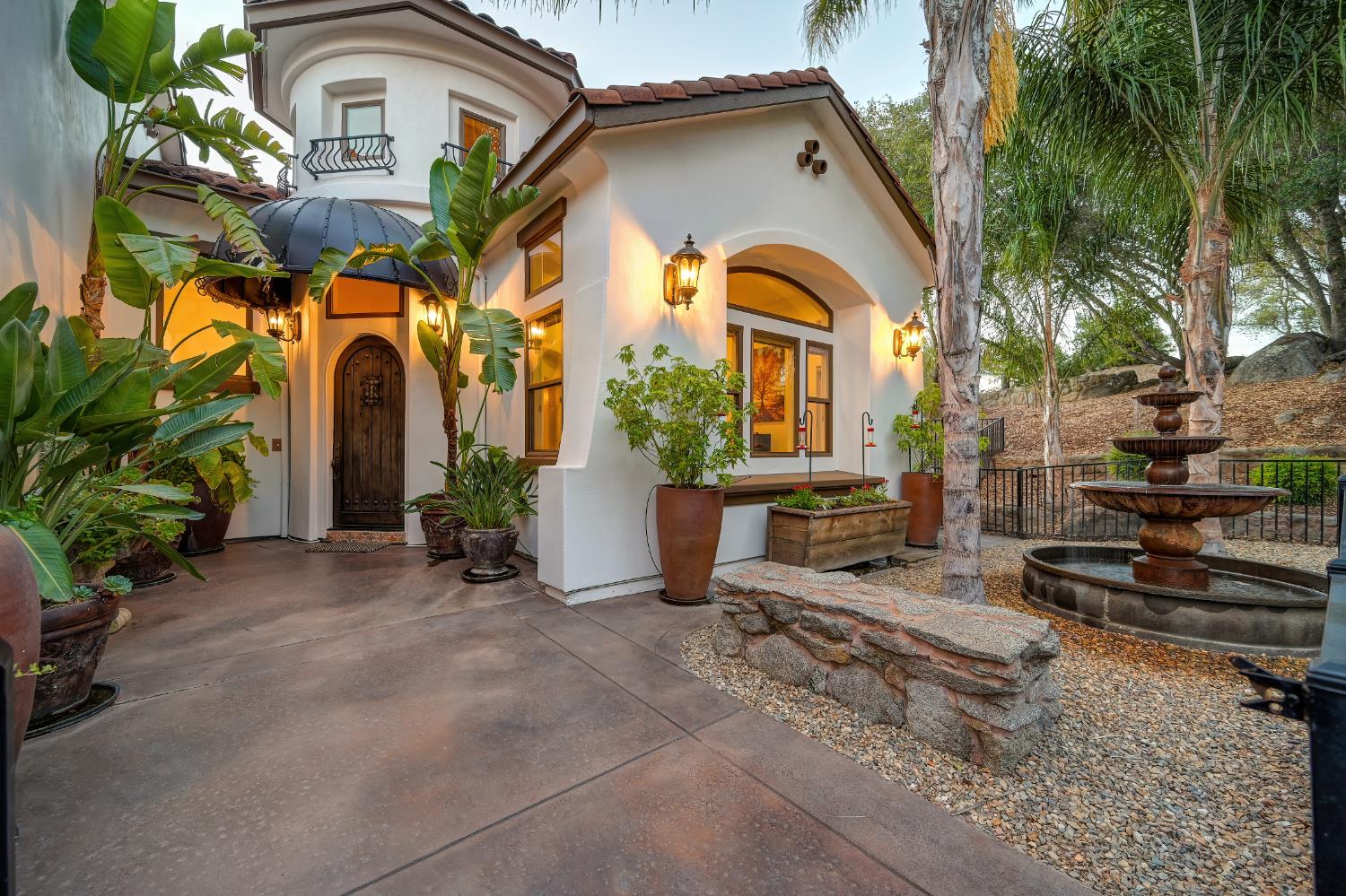 6005 Paseo Villena
