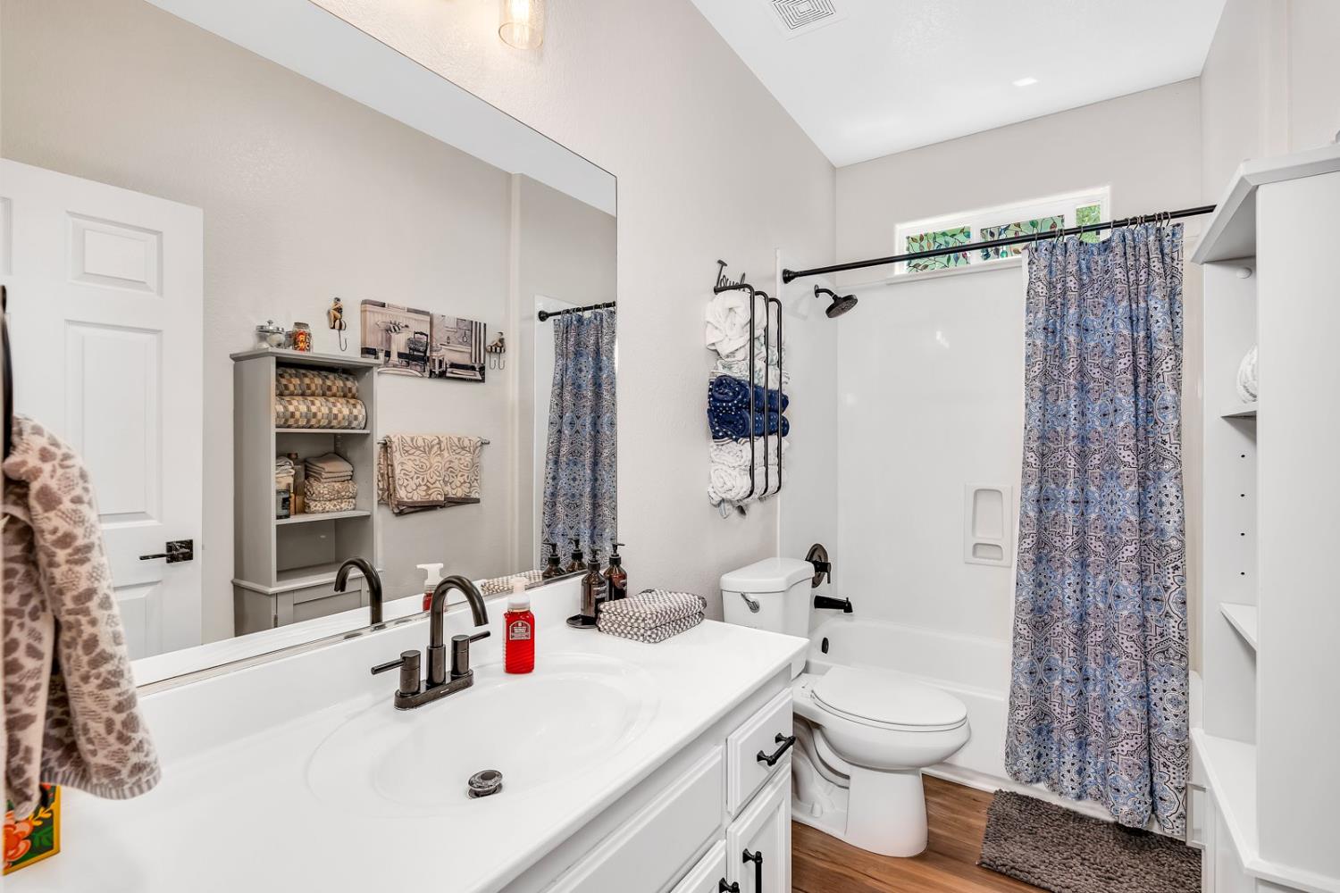 Los Banos, California 93635, United States, 3 Bedrooms Bedrooms, ,2 BathroomsBathrooms,Residential,Pending,128996