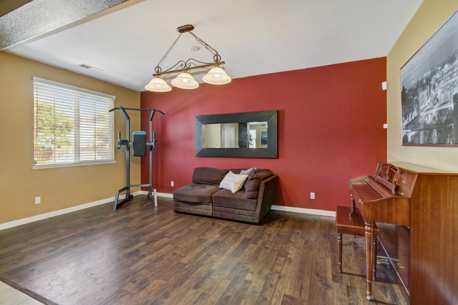 Elk Grove, California 95757, United States, 5 Bedrooms Bedrooms, ,3 BathroomsBathrooms,Residential,Active,163224