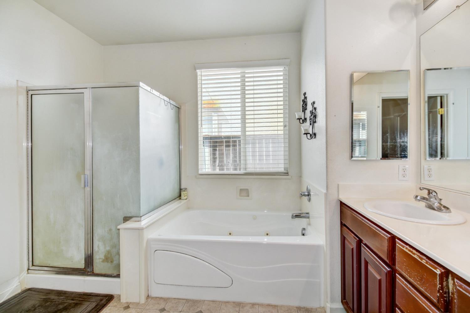 Elk Grove, California 95757, United States, 5 Bedrooms Bedrooms, ,3 BathroomsBathrooms,Residential,Active,163224