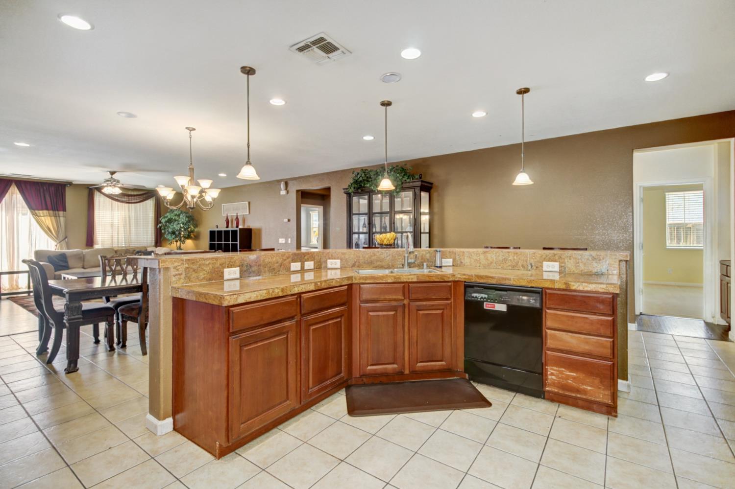 Elk Grove, California 95757, United States, 5 Bedrooms Bedrooms, ,3 BathroomsBathrooms,Residential,Active,163224