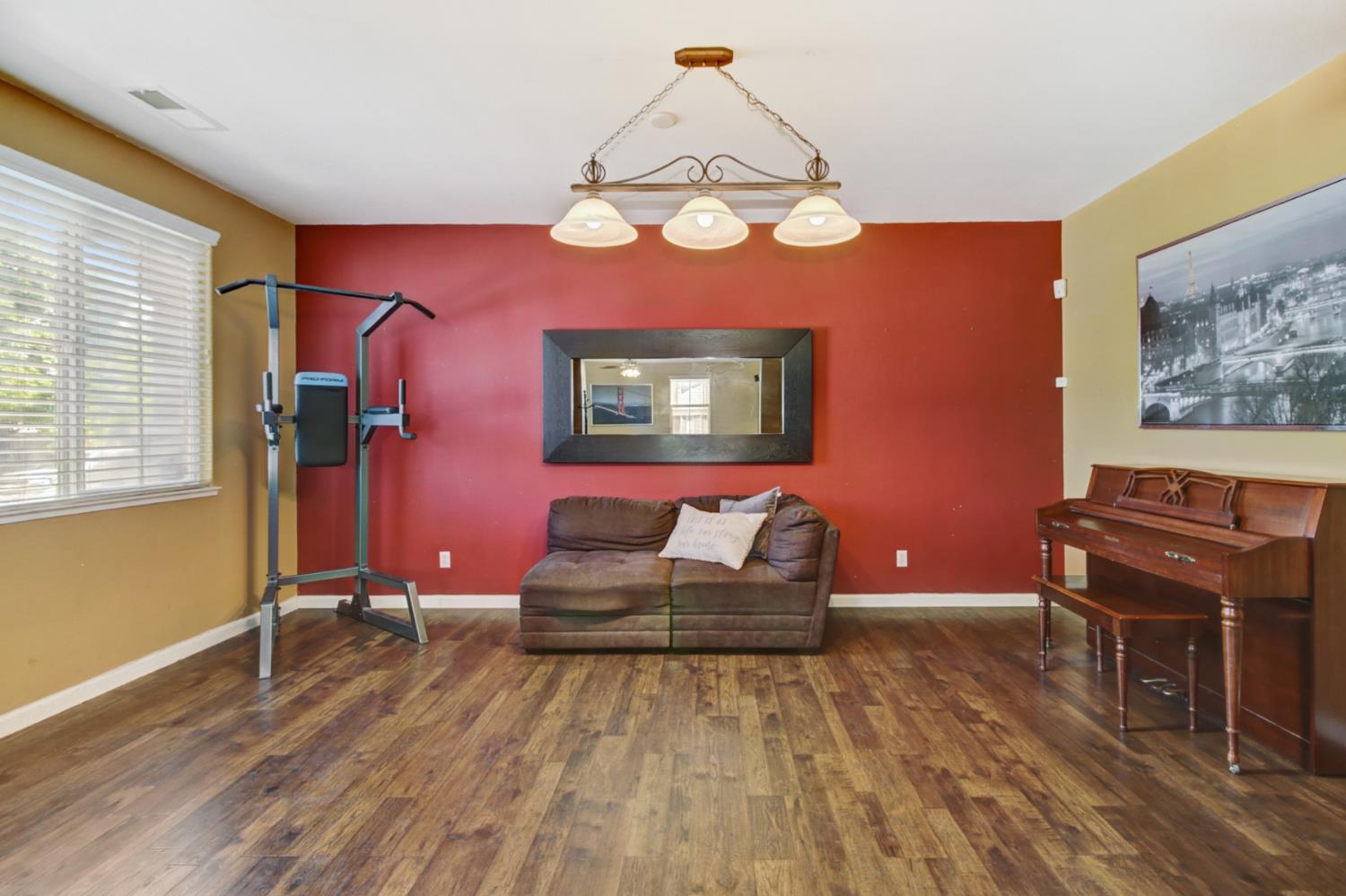 Elk Grove, California 95757, United States, 5 Bedrooms Bedrooms, ,3 BathroomsBathrooms,Residential,Active,163224