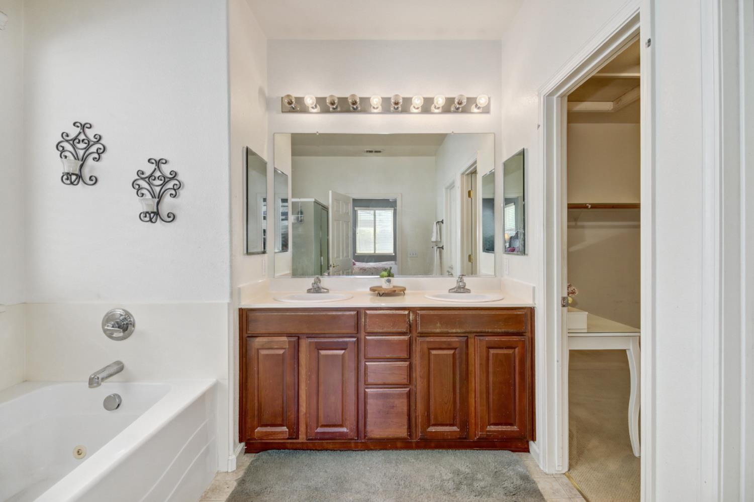 Elk Grove, California 95757, United States, 5 Bedrooms Bedrooms, ,3 BathroomsBathrooms,Residential,Active,163224