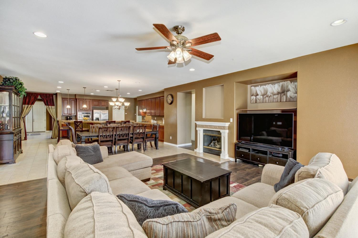 Elk Grove, California 95757, United States, 5 Bedrooms Bedrooms, ,3 BathroomsBathrooms,Residential,Active,163224