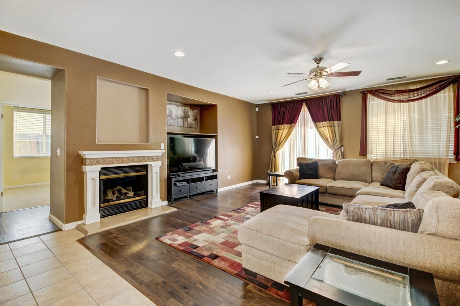 Elk Grove, California 95757, United States, 5 Bedrooms Bedrooms, ,3 BathroomsBathrooms,Residential,Active,163224