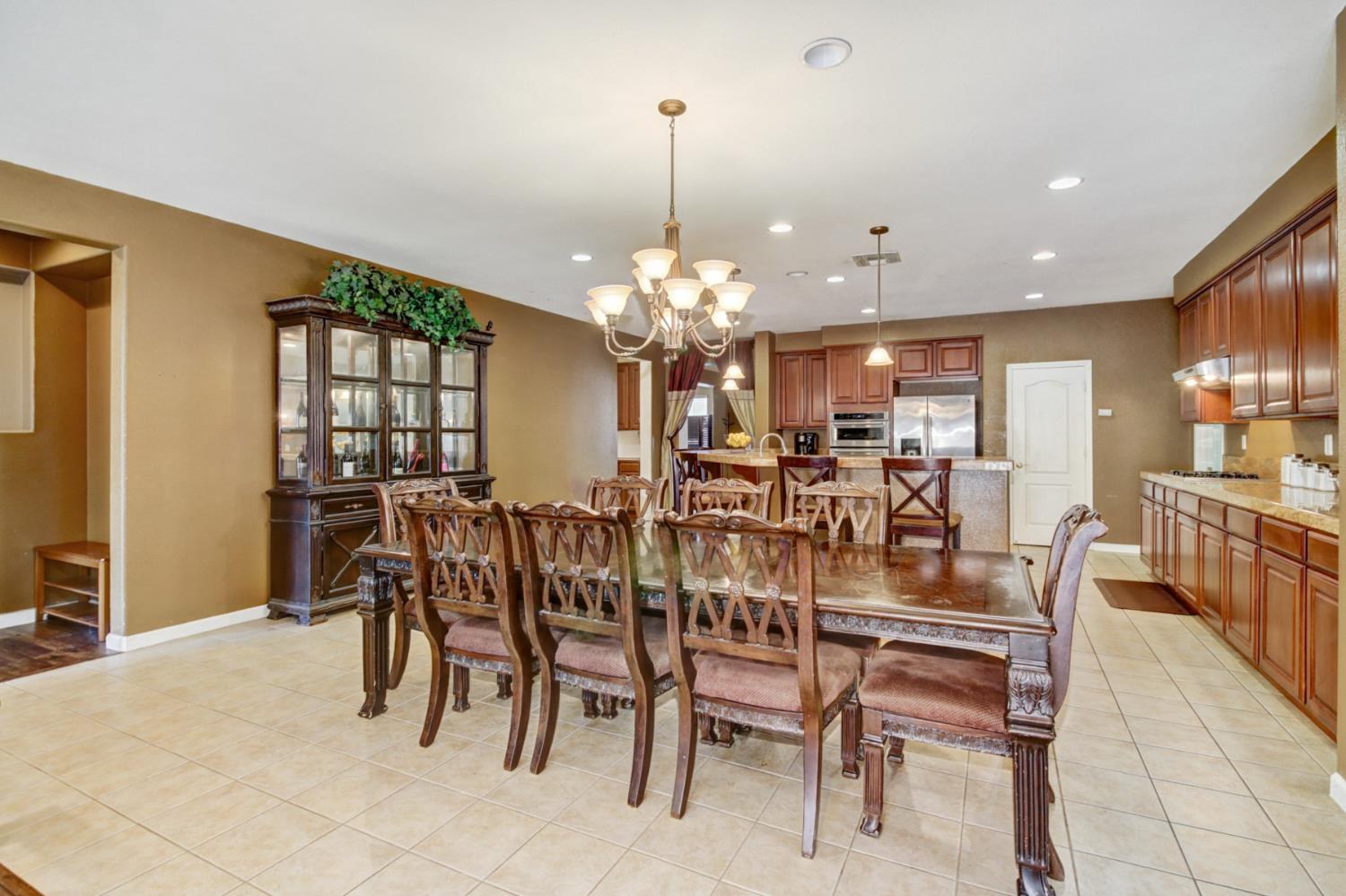 Elk Grove, California 95757, United States, 5 Bedrooms Bedrooms, ,3 BathroomsBathrooms,Residential,Active,163224