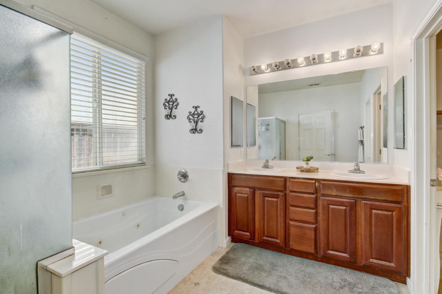 Elk Grove, California 95757, United States, 5 Bedrooms Bedrooms, ,3 BathroomsBathrooms,Residential,Active,163224