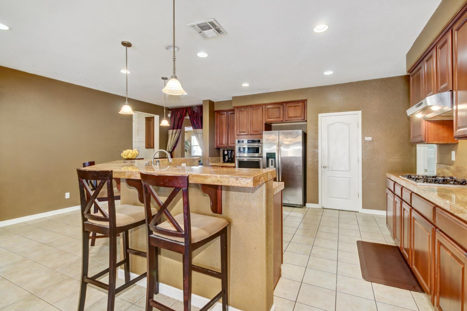 Elk Grove, California 95757, United States, 5 Bedrooms Bedrooms, ,3 BathroomsBathrooms,Residential,Active,163224