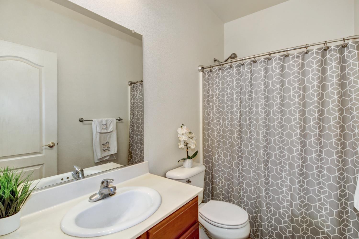 Elk Grove, California 95757, United States, 5 Bedrooms Bedrooms, ,3 BathroomsBathrooms,Residential,Active,163224