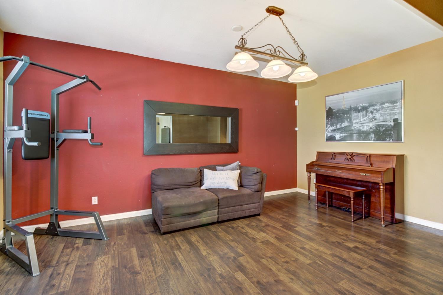 Elk Grove, California 95757, United States, 5 Bedrooms Bedrooms, ,3 BathroomsBathrooms,Residential,Active,163224