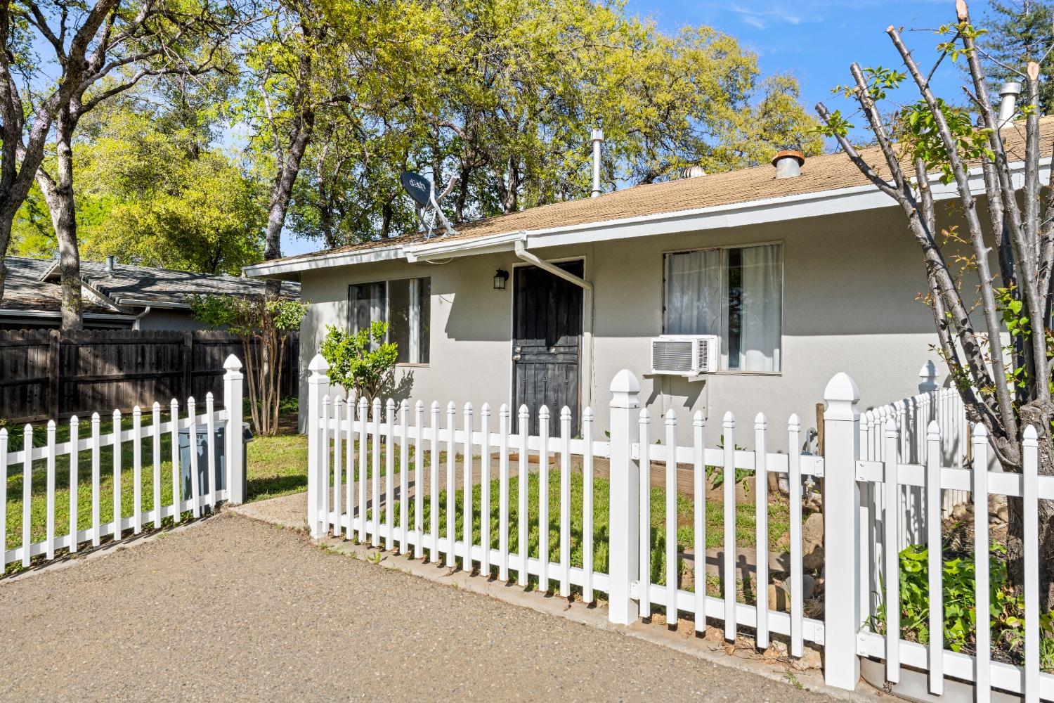 852 Live Oak Way