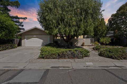 1365 Bright Oaks Court Los Altos CA 94024