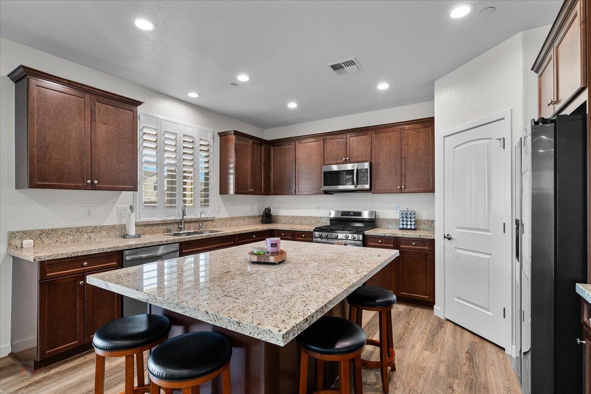 Los Banos, California 93635, United States, 4 Bedrooms Bedrooms, ,3 BathroomsBathrooms,Residential,Pending,107257