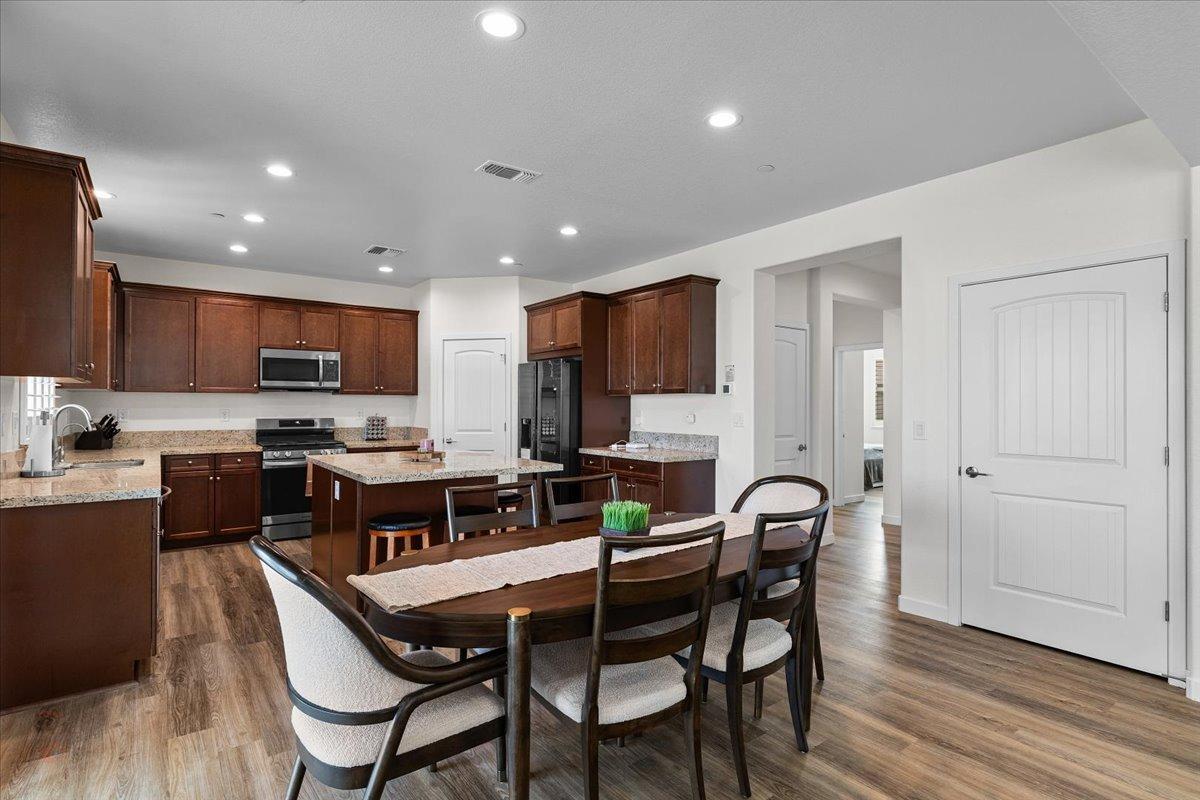 Los Banos, California 93635, United States, 4 Bedrooms Bedrooms, ,3 BathroomsBathrooms,Residential,Pending,107257