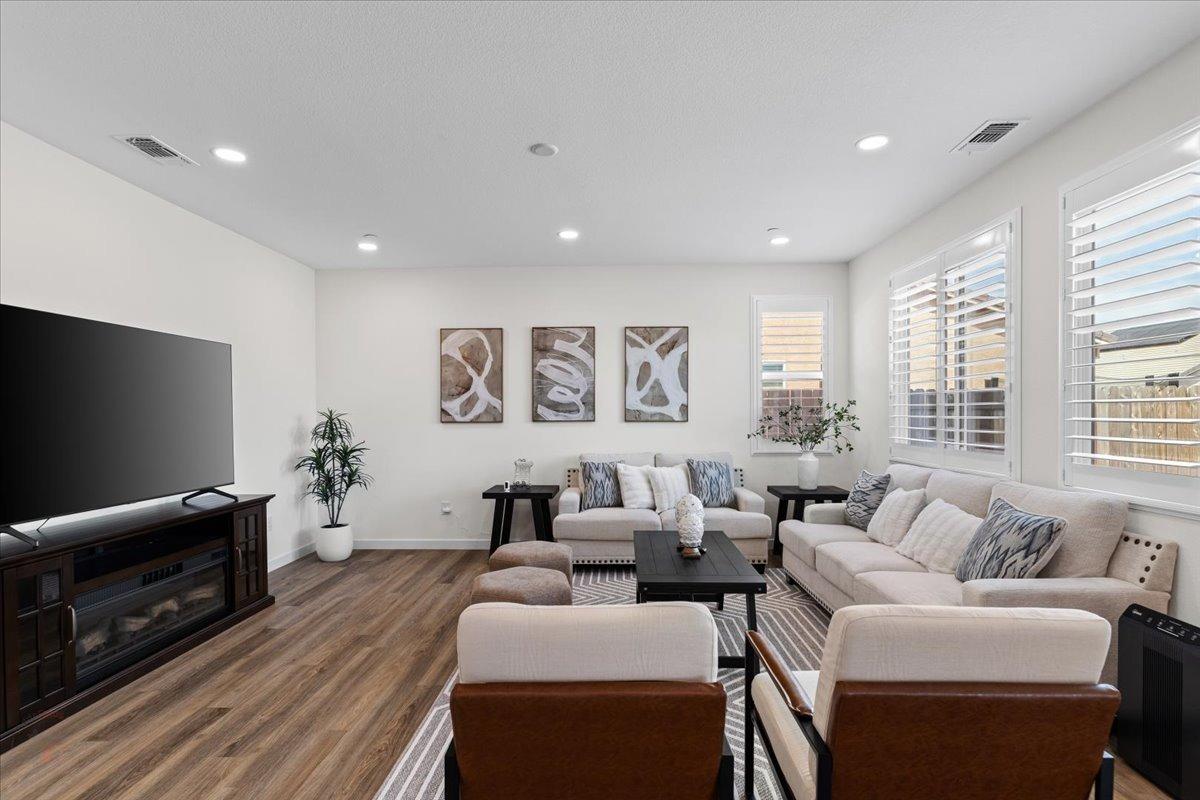 Los Banos, California 93635, United States, 4 Bedrooms Bedrooms, ,3 BathroomsBathrooms,Residential,Pending,107257