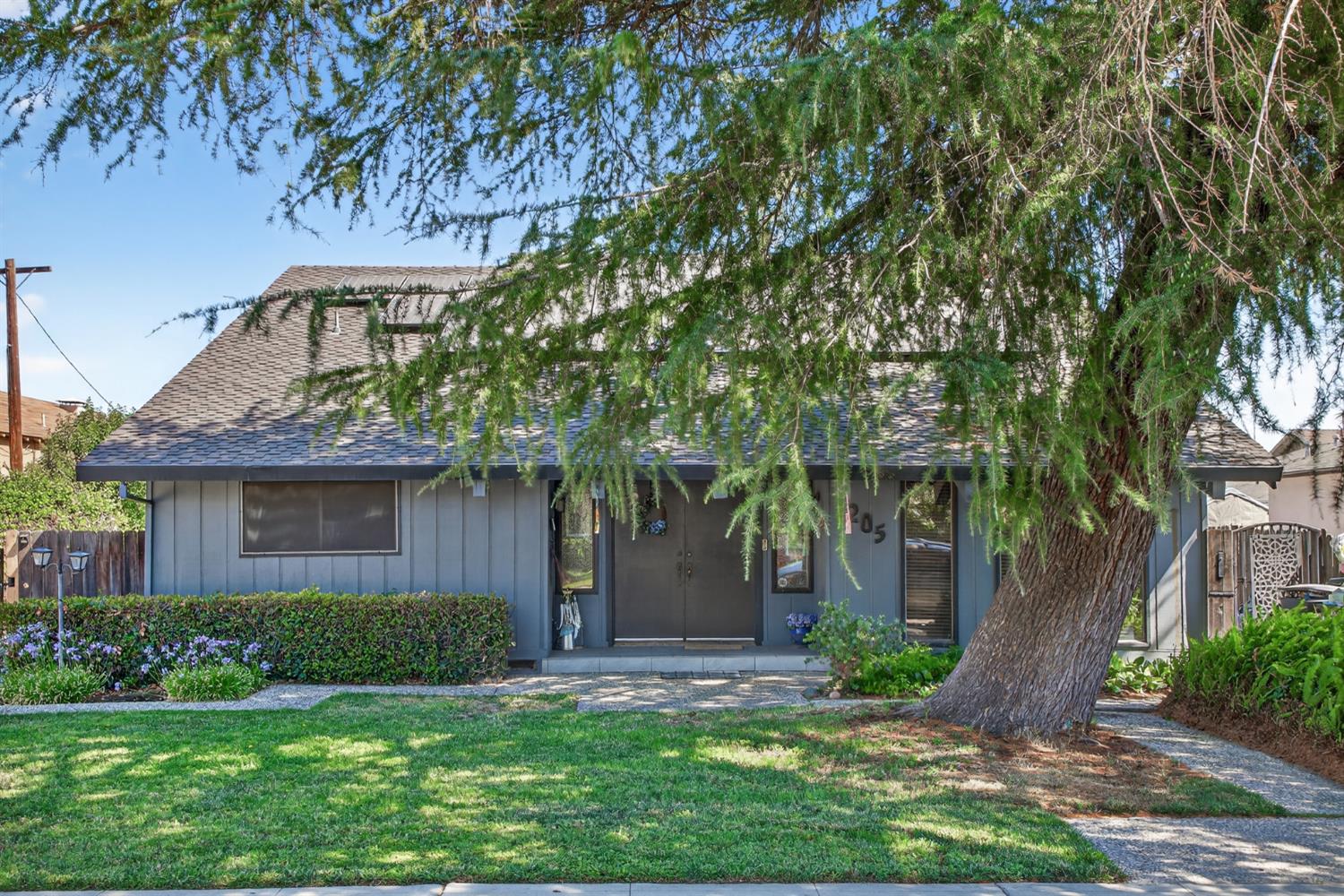 205 W Beverly Place