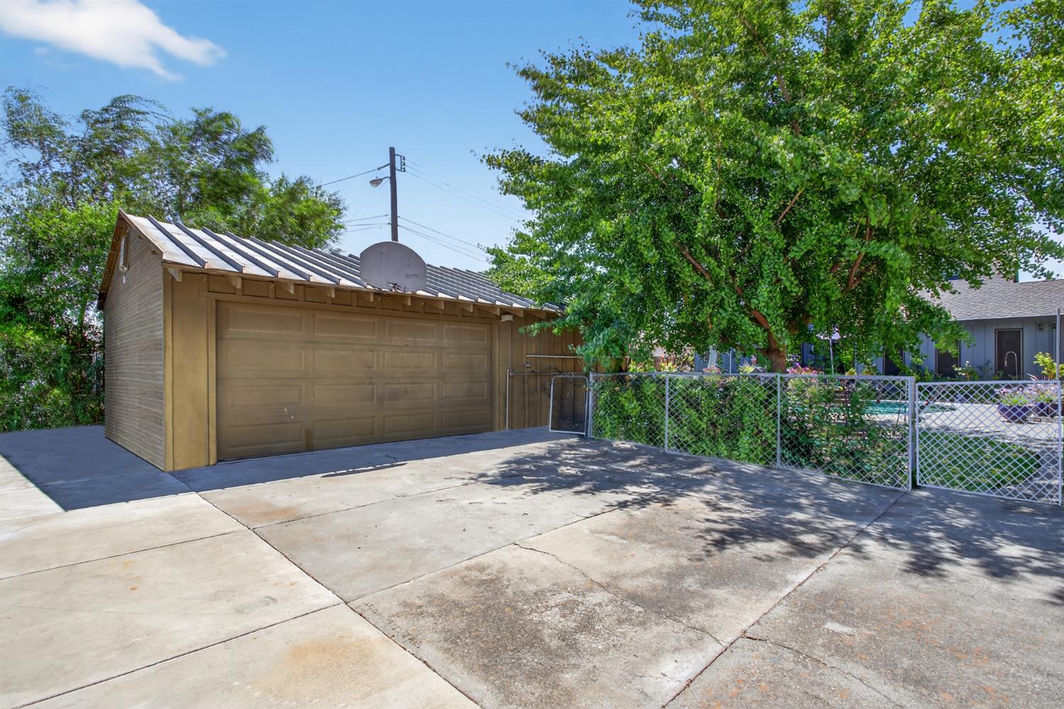 205 W Beverly Place
