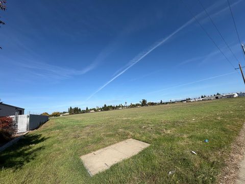 2051 Wardrobe Merced CA 95340