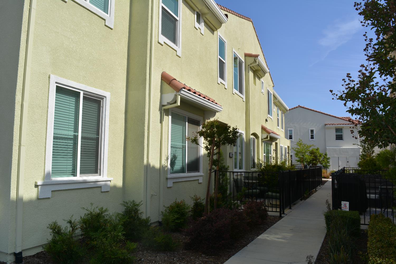 5301 East Commerce 42102