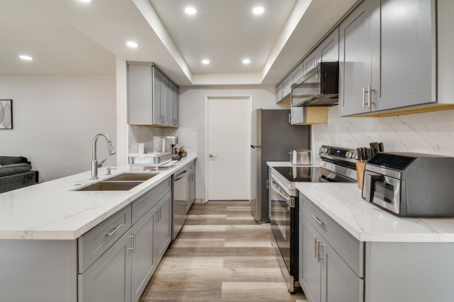 6034 Country Club Place