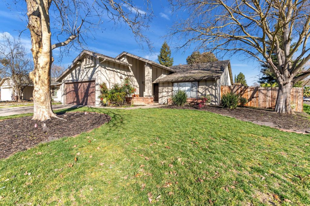 Photo of 3046 Bridgeford Drive, Sacramento, CA 95833 (MLS # 226037926)