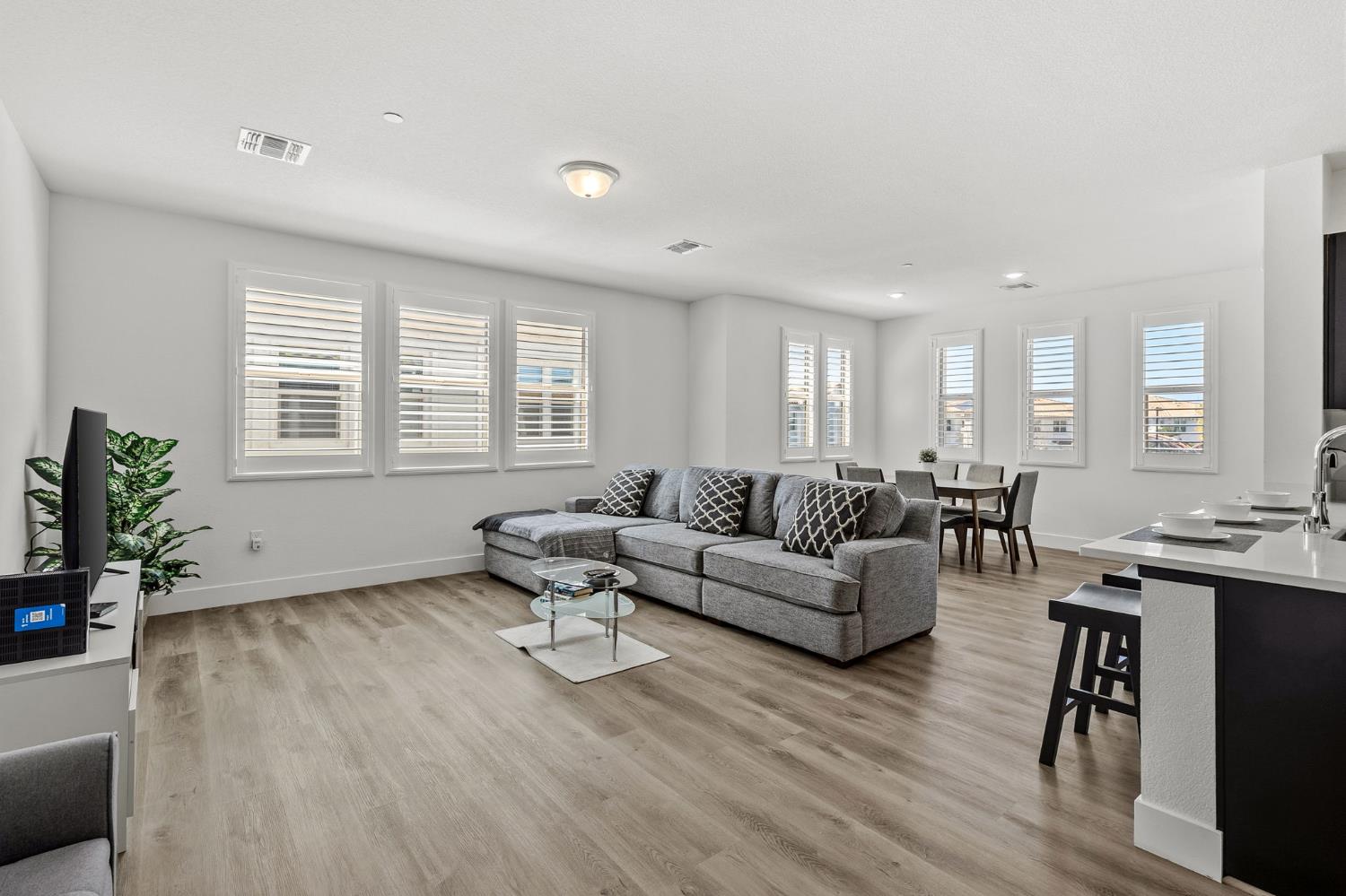 5301 E Commerce Way 2101