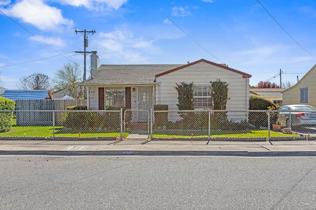 Photo of 621 Poplar Street, Oakdale, CA 95361 (MLS # 226029092)