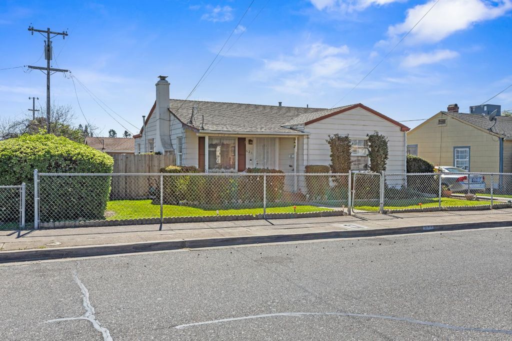 Photo of 621 Poplar Street, Oakdale, CA 95361 (MLS # 226029092)